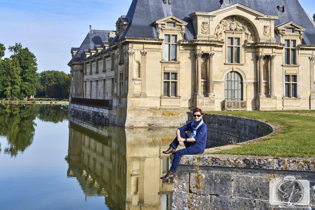 Andi in front of the Chateau de Chantilly in France in Jambu Giselle