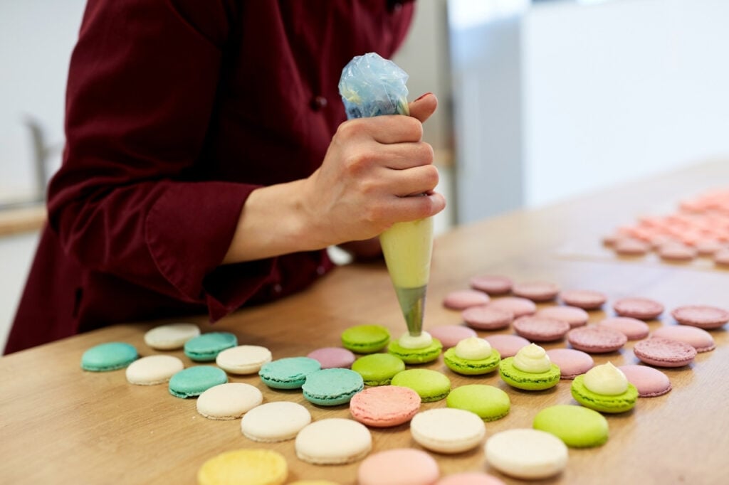 filling macarons