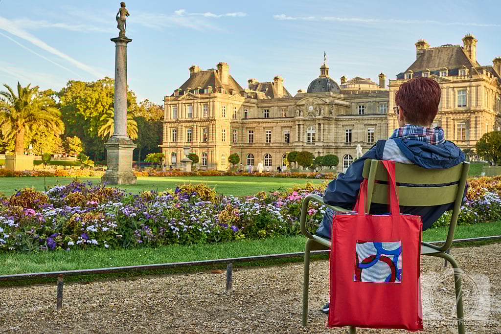 Andi in Jardin du Luxembourg with red tote bag