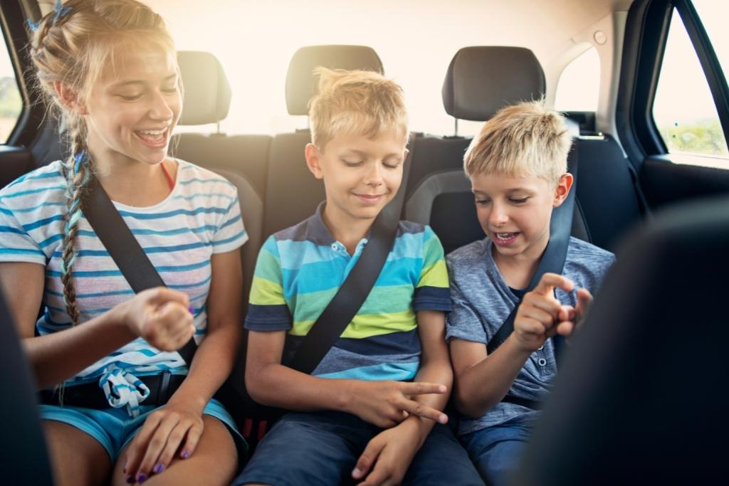 Kids playing hand game in car