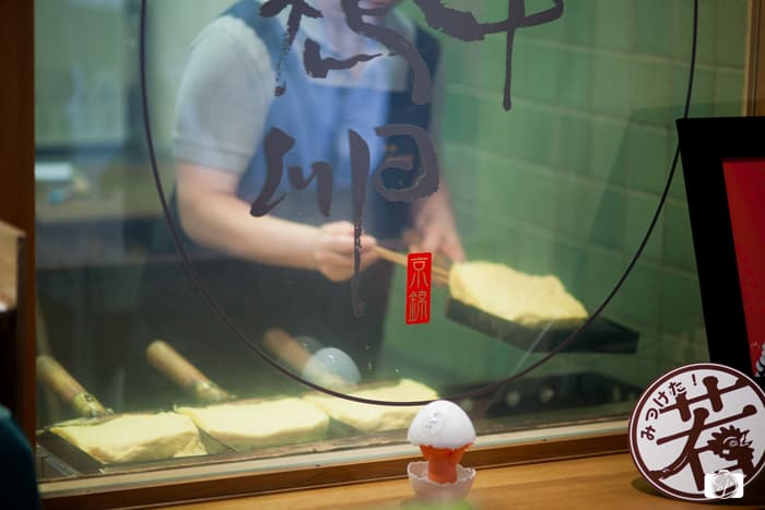 KYOTO-Nishiki_Market_Making_Tamago