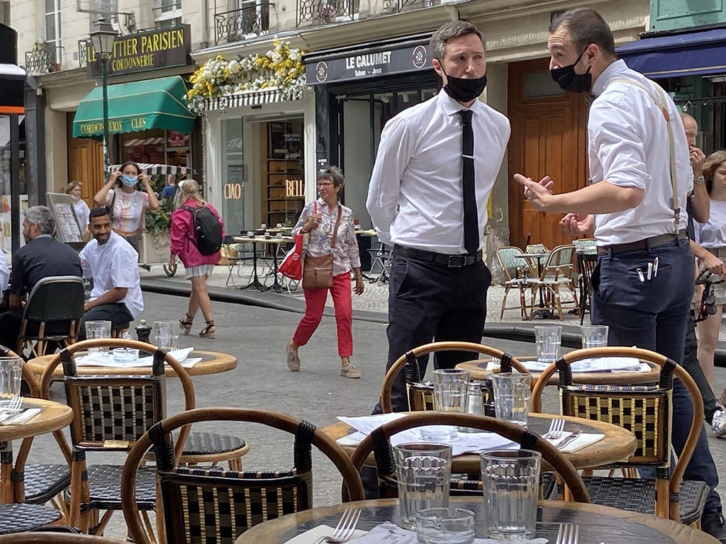 Paris 2nd Arrondissement_Waiters at Le Compass