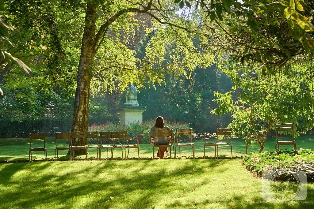 women reading in garden