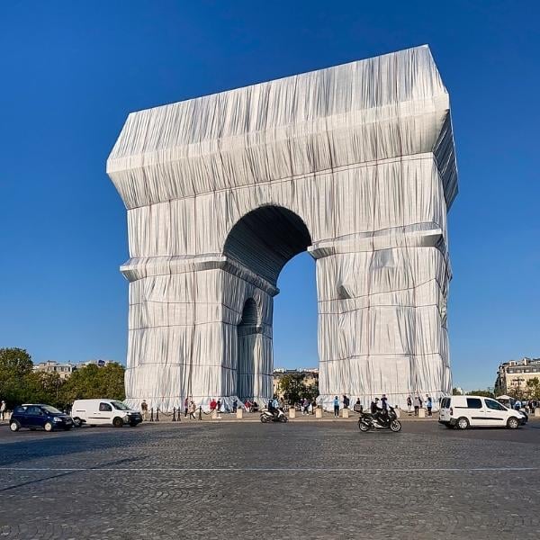 traffic around arc de triumphe