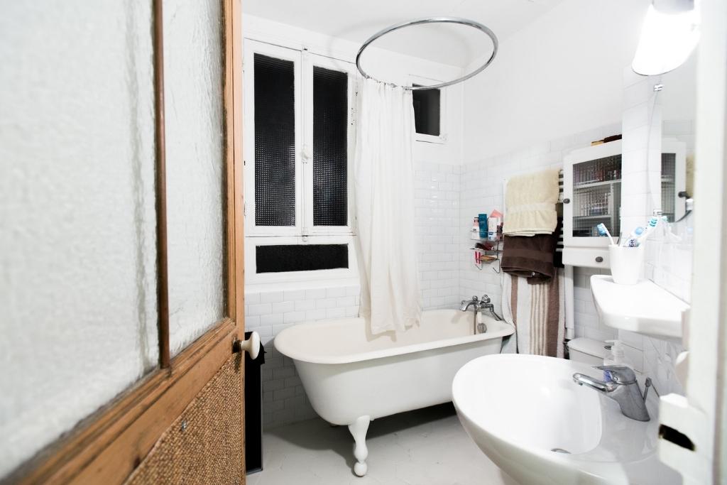 paris apartment rental bathroom