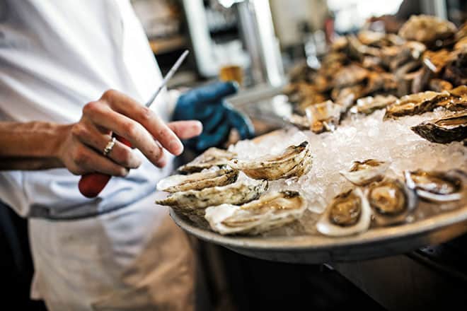 Shucking-Oysters.-Hog-Island-Oyster-Bar-San-Francisco.-Ed-Anderson-1000
